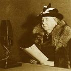 Koningin Wilhelmina houdt een toespraak voor Radio Oranje.